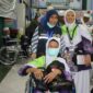Suasana haru mewarnai Bandara Internasional Hang Nadim, Batam, saat 442 jemaah haji asal Pelalawan, Indragiri Hulu, dan Pekanbaru tiba kembali di tanah air, Kamis (19/6/2025) pukul 23.57 WIB. Foto: INIKEPRI.COM