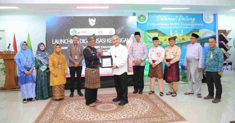 PT. Bank Riau Kepri Syariah (Perseroda) resmi meluncurkan program Digitalisasi Keuangan di lingkungan Madrasah Aliyah Negeri (MAN) Tanjungpinang, Jumat (20/6), bertempat di Gedung Laboratorium dan Perpustakaan MAN Tanjungpinang. Foto: INIKEPRI.COM/Tanjungpinangkota.go.id