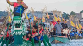 Lomba Perahu Naga (Dragon Boat) dalam rangka ritual Sembahyang Keselamatan Laut yang berlangsung di perairan Pelantar III, Sabtu (7/6/2025). Foto: INIKEPRI.COM