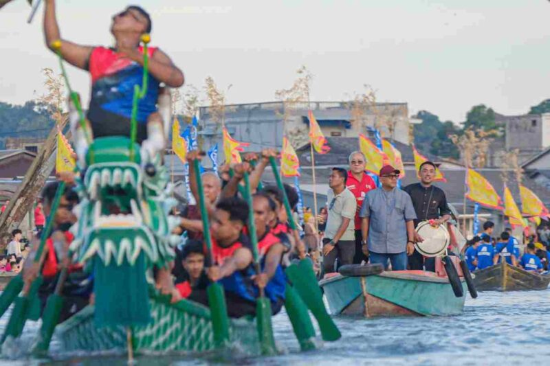 Lomba Perahu Naga (Dragon Boat) dalam rangka ritual Sembahyang Keselamatan Laut yang berlangsung di perairan Pelantar III, Sabtu (7/6/2025). Foto: INIKEPRI.COM