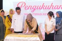 Wali Kota Batam, Amsakar Achmad, mengukuhkan Hj. Erlita Sari Amsakar sebagai Bunda Literasi Kota Batam di Aula Engku Hamidah, Lantai IV Kantor Wali Kota Batam, Senin (2/6/2025). Foto: INIKEPRI.COM