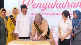 Wali Kota Batam, Amsakar Achmad, mengukuhkan Hj. Erlita Sari Amsakar sebagai Bunda Literasi Kota Batam di Aula Engku Hamidah, Lantai IV Kantor Wali Kota Batam, Senin (2/6/2025). Foto: INIKEPRI.COM