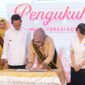 Wali Kota Batam, Amsakar Achmad, mengukuhkan Hj. Erlita Sari Amsakar sebagai Bunda Literasi Kota Batam di Aula Engku Hamidah, Lantai IV Kantor Wali Kota Batam, Senin (2/6/2025). Foto: INIKEPRI.COM