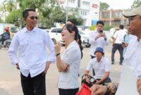 Wali Kota Batam, Amsakar Achmad bersama Wakil Wali Kota Batam, Li Claudia Chandra dan Kepala Kejaksaan Negeri (Kajari) Batam, I Ketut Kasna Dedi secara simbolis memasang stiker penyegelan terhadap reklame tidak berizin dan belum membayar pajak, di Jalan Raja Isa, Batam Center, Senin (2/6/2025). Foto; INIKEPRI.COM
