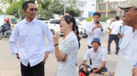 Wali Kota Batam, Amsakar Achmad bersama Wakil Wali Kota Batam, Li Claudia Chandra dan Kepala Kejaksaan Negeri (Kajari) Batam, I Ketut Kasna Dedi secara simbolis memasang stiker penyegelan terhadap reklame tidak berizin dan belum membayar pajak, di Jalan Raja Isa, Batam Center, Senin (2/6/2025). Foto; INIKEPRI.COM
