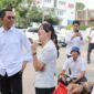 Wali Kota Batam, Amsakar Achmad bersama Wakil Wali Kota Batam, Li Claudia Chandra dan Kepala Kejaksaan Negeri (Kajari) Batam, I Ketut Kasna Dedi secara simbolis memasang stiker penyegelan terhadap reklame tidak berizin dan belum membayar pajak, di Jalan Raja Isa, Batam Center, Senin (2/6/2025). Foto; INIKEPRI.COM
