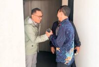 Amsakar menyambut kedatangan Wakil Menteri Investasi, Todotua Pasaribu, di Bandara Internasional Hang Nadim, Selasa (3/6/2025). Foto: INIKEPRI.COM