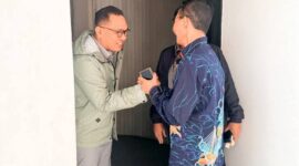 Amsakar menyambut kedatangan Wakil Menteri Investasi, Todotua Pasaribu, di Bandara Internasional Hang Nadim, Selasa (3/6/2025). Foto: INIKEPRI.COM
