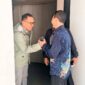 Amsakar menyambut kedatangan Wakil Menteri Investasi, Todotua Pasaribu, di Bandara Internasional Hang Nadim, Selasa (3/6/2025). Foto: INIKEPRI.COM