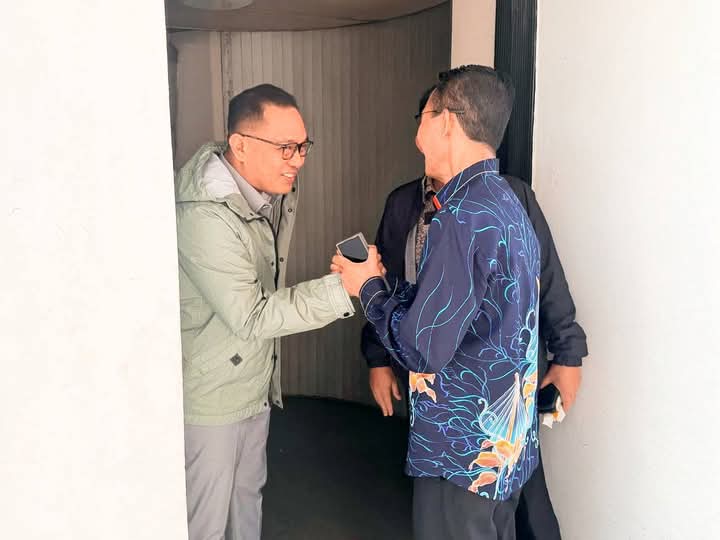 Amsakar menyambut kedatangan Wakil Menteri Investasi, Todotua Pasaribu, di Bandara Internasional Hang Nadim, Selasa (3/6/2025). Foto: INIKEPRI.COM