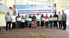 Wali Kota Batam, Amsakar Achmad, menyerahkan secara simbolis kartu peserta dan santunan jaminan sosial ketenagakerjaan kepada petani penerima manfaat di Plaza TOP 100 Tembesi, Rabu (4/6/2025). Foto: INIKEPRI.COM
