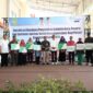 Wali Kota Batam, Amsakar Achmad, menyerahkan secara simbolis kartu peserta dan santunan jaminan sosial ketenagakerjaan kepada petani penerima manfaat di Plaza TOP 100 Tembesi, Rabu (4/6/2025). Foto: INIKEPRI.COM
