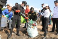 Wali Kota Batam Amsakar Achmad bersama Wakil Wali Kota Batam turun langsung memimpin aksi bersih-bersih sampah plastik dalam rangka memperingati Hari Lingkungan Hidup Sedunia, Kamis (5/6/2025). Foto: INIKEPRI.COM