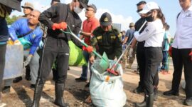 Wali Kota Batam Amsakar Achmad bersama Wakil Wali Kota Batam turun langsung memimpin aksi bersih-bersih sampah plastik dalam rangka memperingati Hari Lingkungan Hidup Sedunia, Kamis (5/6/2025). Foto: INIKEPRI.COM