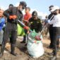 Wali Kota Batam Amsakar Achmad bersama Wakil Wali Kota Batam turun langsung memimpin aksi bersih-bersih sampah plastik dalam rangka memperingati Hari Lingkungan Hidup Sedunia, Kamis (5/6/2025). Foto: INIKEPRI.COM