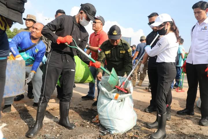 Wali Kota Batam Amsakar Achmad bersama Wakil Wali Kota Batam turun langsung memimpin aksi bersih-bersih sampah plastik dalam rangka memperingati Hari Lingkungan Hidup Sedunia, Kamis (5/6/2025). Foto: INIKEPRI.COM