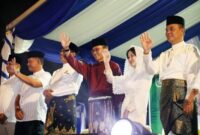 Wali Kota Batam Amsakar Achmad dan Wakil Wali Kota Batam Li Claudia Chandra melepas takbiran Idul Adha 1446 Hijriah di Kota Batam. Foto: INIKEPRI.COM