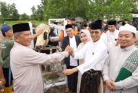 Wali Kota Batam Amsakar Achmad dan istri, Erlita Sari menyerahkan satu ekor sapi bantuan Presiden Prabowo Subianto. Foto: INIKEPRI.COM