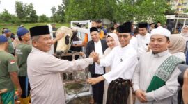 Wali Kota Batam Amsakar Achmad dan istri, Erlita Sari menyerahkan satu ekor sapi bantuan Presiden Prabowo Subianto. Foto: INIKEPRI.COM
