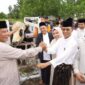 Wali Kota Batam Amsakar Achmad dan istri, Erlita Sari menyerahkan satu ekor sapi bantuan Presiden Prabowo Subianto. Foto: INIKEPRI.COM