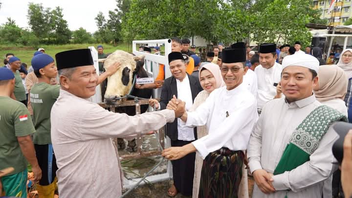 Wali Kota Batam Amsakar Achmad dan istri, Erlita Sari menyerahkan satu ekor sapi bantuan Presiden Prabowo Subianto. Foto: INIKEPRI.COM