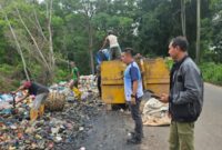penumpukan sampah di kawasan Bukit Beliung, Tanjung Riau, Amsakar-Li Claudia langsung memerintahkan jajaran terkait untuk bergerak cepat di lapangan. Foto: INIKEPRI.COM