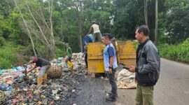 penumpukan sampah di kawasan Bukit Beliung, Tanjung Riau, Amsakar-Li Claudia langsung memerintahkan jajaran terkait untuk bergerak cepat di lapangan. Foto: INIKEPRI.COM