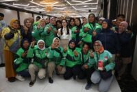 Wakil Wali Kota Batam, Li Claudia Chandra, saat menyerahkan secara simbolis kartu peserta di Golden Prawn, Bengkong, Rabu (11/6/2025). Foto: INIKEPRI.COM
