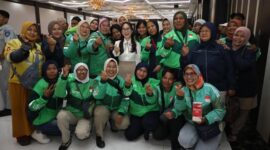 Wakil Wali Kota Batam, Li Claudia Chandra, saat menyerahkan secara simbolis kartu peserta di Golden Prawn, Bengkong, Rabu (11/6/2025). Foto: INIKEPRI.COM

