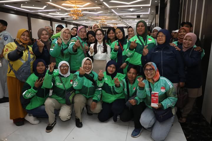 Wakil Wali Kota Batam, Li Claudia Chandra, saat menyerahkan secara simbolis kartu peserta di Golden Prawn, Bengkong, Rabu (11/6/2025). Foto: INIKEPRI.COM
