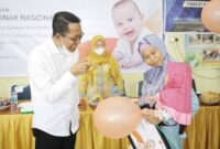 Wali Kota Batam, Amsakar Achmad, tersenyum hangat saat bercengkerama dengan seorang bayi yang digendong ibunya dalam kegiatan pemantauan tumbuh kembang anak. Sentuhan langsung sang pemimpin mencerminkan keseriusan Batam dalam mewujudkan generasi bebas stunting—dimulai dari yang paling kecil, dan yang paling berharga. Foto: INIKEPRI.COM