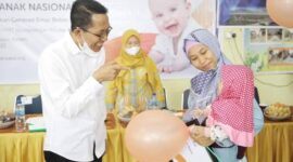 Wali Kota Batam, Amsakar Achmad, tersenyum hangat saat bercengkerama dengan seorang bayi yang digendong ibunya dalam kegiatan pemantauan tumbuh kembang anak. Sentuhan langsung sang pemimpin mencerminkan keseriusan Batam dalam mewujudkan generasi bebas stunting—dimulai dari yang paling kecil, dan yang paling berharga. Foto: INIKEPRI.COM