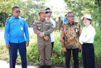 Wakil Wali Kota Batam/Wakil Ketua BP Batam, Li Claudia Chandra didampingi Sekretaris Daerah Kota Batam, Jefridin, M.Pd. memantau proses pembongkaran reklame di seputaran jalan Kawasan Industri Tunas Batam Center, Kamis (12/06/2025) siang. Foto: INIKEPRI.COM/Media Center Batam 