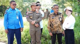Wakil Wali Kota Batam/Wakil Ketua BP Batam, Li Claudia Chandra didampingi Sekretaris Daerah Kota Batam, Jefridin, M.Pd. memantau proses pembongkaran reklame di seputaran jalan Kawasan Industri Tunas Batam Center, Kamis (12/06/2025) siang. Foto: INIKEPRI.COM/Media Center Batam 
