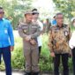 Wakil Wali Kota Batam/Wakil Ketua BP Batam, Li Claudia Chandra didampingi Sekretaris Daerah Kota Batam, Jefridin, M.Pd. memantau proses pembongkaran reklame di seputaran jalan Kawasan Industri Tunas Batam Center, Kamis (12/06/2025) siang. Foto: INIKEPRI.COM/Media Center Batam 