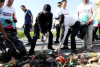 Wali Kota Batam Amsakar Achmad dan Wakil Wali Kota Li Claudia Chandra menyingsingkan lengan, membaur bersama rakyat memungut sampah di pinggir jalan Sagulung, Jumat (13/6/2025). Di bawah mentari pagi, mereka tak sekadar membersihkan kota, tapi juga menyapu jarak antara pemimpin dan warga—dengan semangat gotong royong yang tak lekang oleh zaman.Wali Kota Batam Amsakar Achmad dan Wakil Wali Kota Li Claudia Chandra menyingsingkan lengan, membaur bersama rakyat memungut sampah di pinggir jalan Sagulung, Jumat (13/6/2025). Di bawah mentari pagi, mereka tak sekadar membersihkan kota, tapi juga menyapu jarak antara pemimpin dan warga—dengan semangat gotong royong yang tak lekang oleh zaman. Foto: INIKEPRI.COM