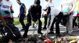 Wali Kota Batam Amsakar Achmad dan Wakil Wali Kota Li Claudia Chandra menyingsingkan lengan, membaur bersama rakyat memungut sampah di pinggir jalan Sagulung, Jumat (13/6/2025). Di bawah mentari pagi, mereka tak sekadar membersihkan kota, tapi juga menyapu jarak antara pemimpin dan warga—dengan semangat gotong royong yang tak lekang oleh zaman.Wali Kota Batam Amsakar Achmad dan Wakil Wali Kota Li Claudia Chandra menyingsingkan lengan, membaur bersama rakyat memungut sampah di pinggir jalan Sagulung, Jumat (13/6/2025). Di bawah mentari pagi, mereka tak sekadar membersihkan kota, tapi juga menyapu jarak antara pemimpin dan warga—dengan semangat gotong royong yang tak lekang oleh zaman. Foto: INIKEPRI.COM