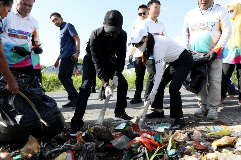 Wali Kota Batam Amsakar Achmad dan Wakil Wali Kota Li Claudia Chandra menyingsingkan lengan, membaur bersama rakyat memungut sampah di pinggir jalan Sagulung, Jumat (13/6/2025). Di bawah mentari pagi, mereka tak sekadar membersihkan kota, tapi juga menyapu jarak antara pemimpin dan warga—dengan semangat gotong royong yang tak lekang oleh zaman.Wali Kota Batam Amsakar Achmad dan Wakil Wali Kota Li Claudia Chandra menyingsingkan lengan, membaur bersama rakyat memungut sampah di pinggir jalan Sagulung, Jumat (13/6/2025). Di bawah mentari pagi, mereka tak sekadar membersihkan kota, tapi juga menyapu jarak antara pemimpin dan warga—dengan semangat gotong royong yang tak lekang oleh zaman. Foto: INIKEPRI.COM