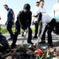 Wali Kota Batam Amsakar Achmad dan Wakil Wali Kota Li Claudia Chandra menyingsingkan lengan, membaur bersama rakyat memungut sampah di pinggir jalan Sagulung, Jumat (13/6/2025). Di bawah mentari pagi, mereka tak sekadar membersihkan kota, tapi juga menyapu jarak antara pemimpin dan warga—dengan semangat gotong royong yang tak lekang oleh zaman.Wali Kota Batam Amsakar Achmad dan Wakil Wali Kota Li Claudia Chandra menyingsingkan lengan, membaur bersama rakyat memungut sampah di pinggir jalan Sagulung, Jumat (13/6/2025). Di bawah mentari pagi, mereka tak sekadar membersihkan kota, tapi juga menyapu jarak antara pemimpin dan warga—dengan semangat gotong royong yang tak lekang oleh zaman. Foto: INIKEPRI.COM