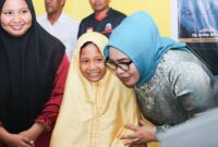 Peluk Hangat di Rumah Harapan
Hj. Erlita Amsakar menyapa penuh kasih seorang anak Panti Asuhan Aini—sebuah perjumpaan yang sederhana, tapi menyentuh hati. Foto: INIKEPRI.COM
