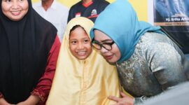 Peluk Hangat di Rumah Harapan
Hj. Erlita Amsakar menyapa penuh kasih seorang anak Panti Asuhan Aini—sebuah perjumpaan yang sederhana, tapi menyentuh hati. Foto: INIKEPRI.COM
