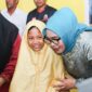 Peluk Hangat di Rumah Harapan
Hj. Erlita Amsakar menyapa penuh kasih seorang anak Panti Asuhan Aini—sebuah perjumpaan yang sederhana, tapi menyentuh hati. Foto: INIKEPRI.COM
