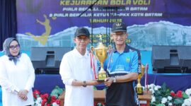Wali Kota Batam, Amsakar Achmad didampingi Ketua TP-PKK Kota Batam Erlita Sari membuka secara resmi Kejuaraan Bola Voli Piala Bergilir Wali Kota Batam dan Piala Bergilir Ketua TP-PKK Kota Batam Tahun 2025. Pembukaan turnamen berlangsung meriah di GOR Raja Djakfar, Kelurahan Tiban Indah, Kecamatan Sekupang, Sabtu (14/6/2025). Foto: INIKEPRI.COM