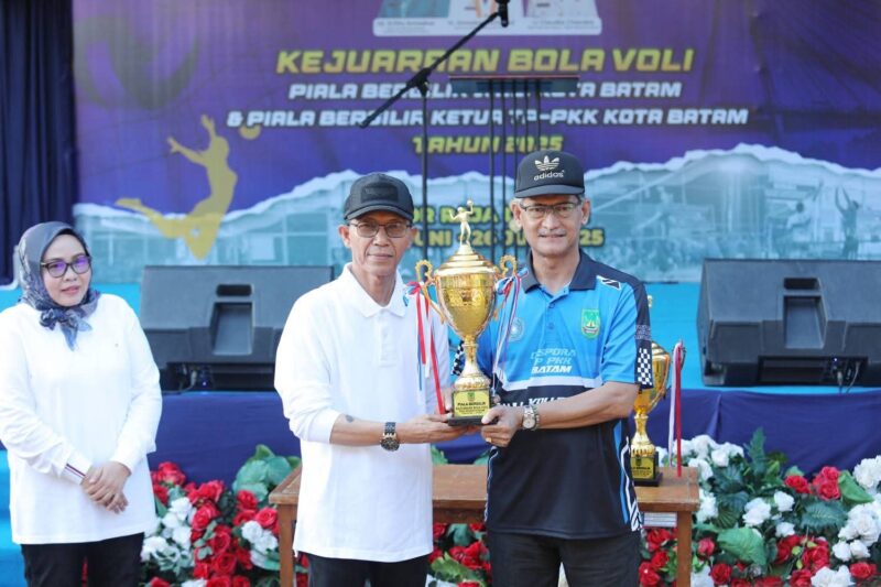 Wali Kota Batam, Amsakar Achmad didampingi Ketua TP-PKK Kota Batam Erlita Sari membuka secara resmi Kejuaraan Bola Voli Piala Bergilir Wali Kota Batam dan Piala Bergilir Ketua TP-PKK Kota Batam Tahun 2025. Pembukaan turnamen berlangsung meriah di GOR Raja Djakfar, Kelurahan Tiban Indah, Kecamatan Sekupang, Sabtu (14/6/2025). Foto: INIKEPRI.COM