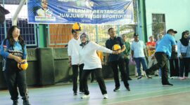 Ketua TP-PKK Batam Hj. Erlita Amsakar melakukan servis bola pertama sebagai tanda dibukanya Kejuaraan Voli 2025. Foto: INIKEPRI.COM
