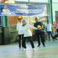 Ketua TP-PKK Batam Hj. Erlita Amsakar melakukan servis bola pertama sebagai tanda dibukanya Kejuaraan Voli 2025. Foto: INIKEPRI.COM