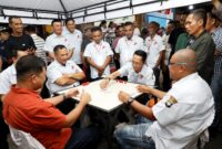 Wali Kota Batam Amsakar Achmad bermain 'lacak' bersama Kapolda Kepri, Irjen Pol. Asep Safrudin. Foto: INIKEPRI.COM/Media Center Batam 