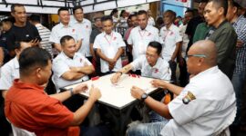 Wali Kota Batam Amsakar Achmad bermain 'lacak' bersama Kapolda Kepri, Irjen Pol. Asep Safrudin. Foto: INIKEPRI.COM/Media Center Batam 
