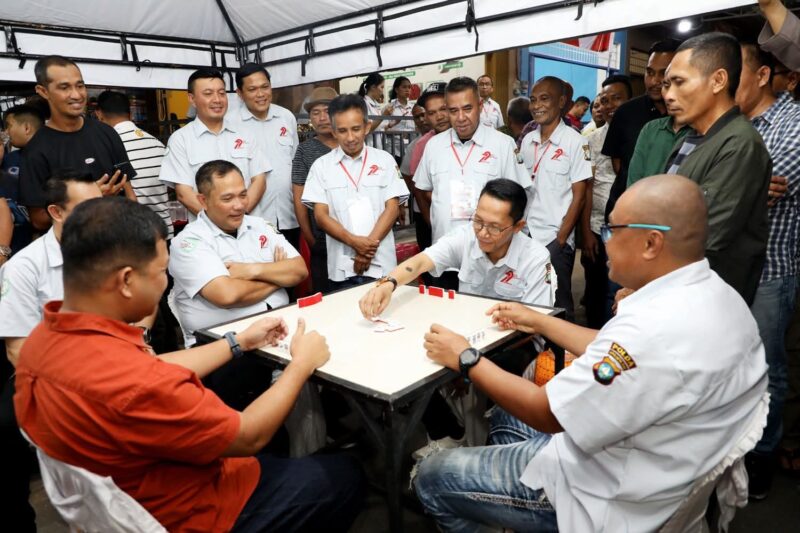 Wali Kota Batam Amsakar Achmad bermain 'lacak' bersama Kapolda Kepri, Irjen Pol. Asep Safrudin. Foto: INIKEPRI.COM/Media Center Batam