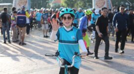 Wakil Wali Kota Batam, Li Claudia Chandra turut gowes bersama sekitar 1.200 pesepeda dari berbagai komunitas dan kalangan masyarakat dalam rangka memperingati Hari Ulang Tahun ke-16 Batam Folding Bike (BFB) sekaligus menyemarakkan World Bicycle Day 2025, di Dataran Engku Putri, Batam Center, Minggu (15/6/2025). Foto: INIKEPRI.COM/Media Center Batam

